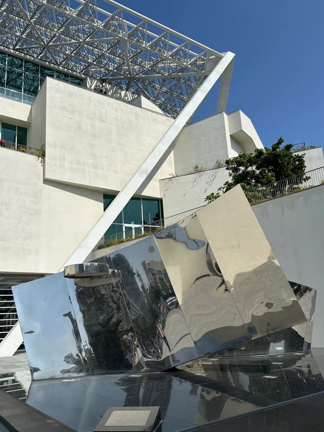 - 畫筆與建築嘅對話：台南美術館嘅藝術敘事