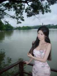 兄弟西湖只為搭訕靚女，呢個諗法真係絕！