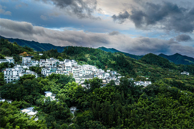 那風雲同遠山，咪就係夢入面嘅徽州老家囉