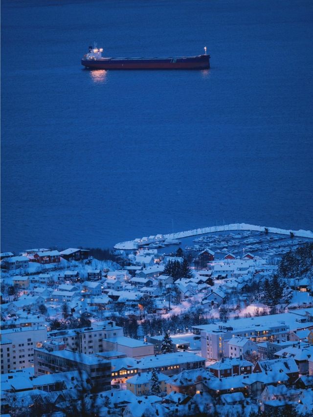 “有一天 我終會抵達冰島的紅房子” “有一天 我終會抵達冰島的紅房子”