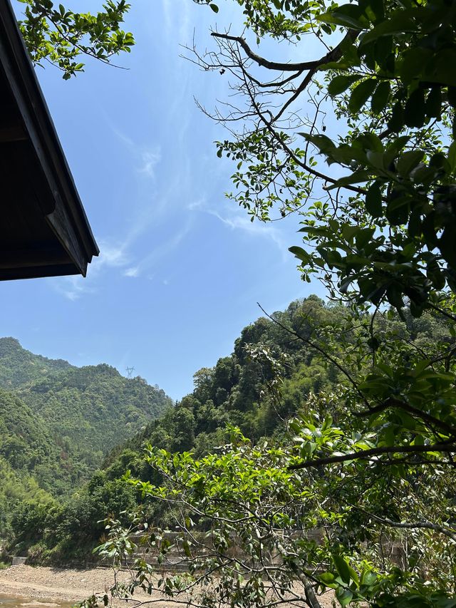 韶關必背瑤寨｜碧水青山映瑤寨 長鼓舞韻醉遊人