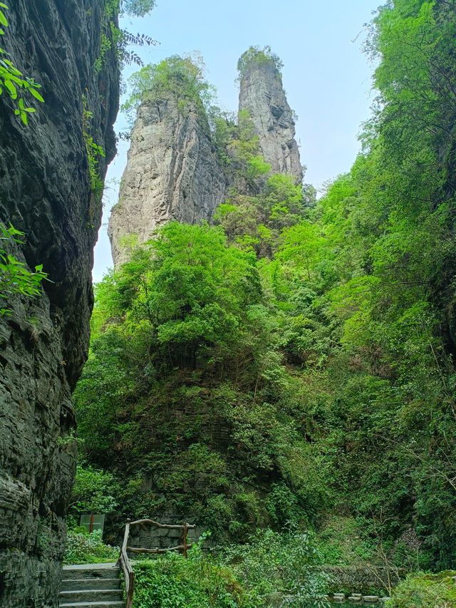 德夯,苗語的音譯,意思為「美麗的峽谷」。 德夯,苗語的音譯,意思為「美麗的峽谷」。