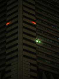 橫濱港未來21|賽博朋克夜雨迷情霓虹與雨滴的絕美交響曲