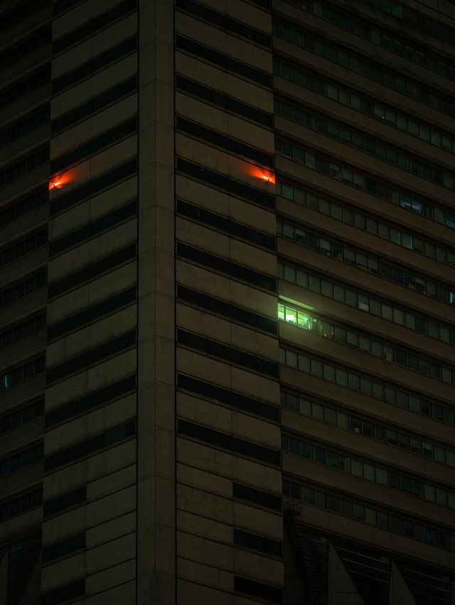 橫濱港未來21|賽博朋克夜雨迷情霓虹與雨滴的絕美交響曲 橫濱港未來21|賽博朋克夜雨迷情霓虹與雨滴的絕美交響曲