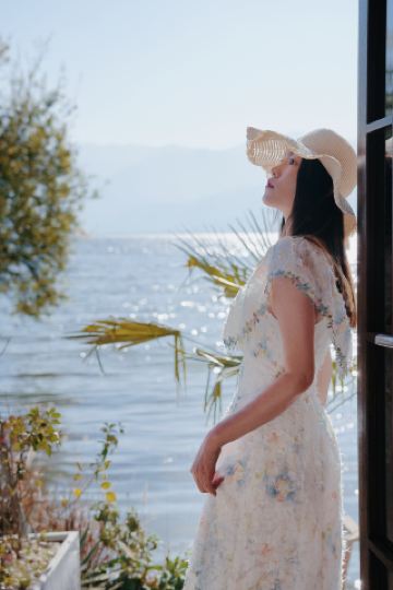 At Gugu Meimei·Manlan, be a cloud moored on the shore.