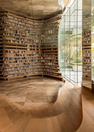 長楽大東海新天地｜ミニ鐘書閣の既視感、鏡面の書海で人物撮影が神レベルに