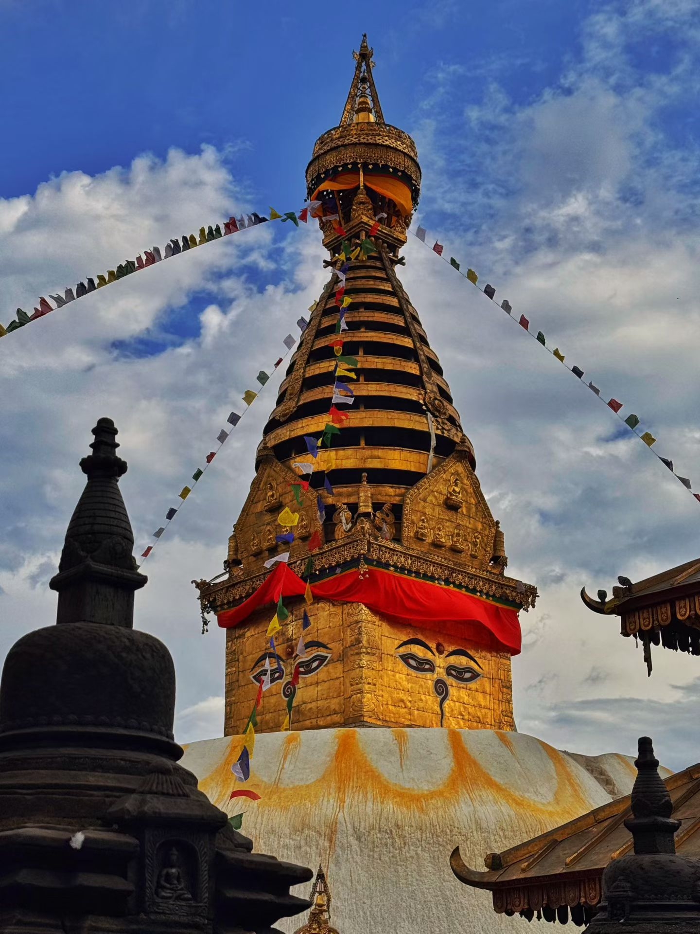 Địa điểm không thể bỏ qua ở khu Thamel của Kathmandu! Những cây hoa tím nở rộ và kiến ​​trúc độc đáo tạo nên sự kết hợp hoàn hảo.