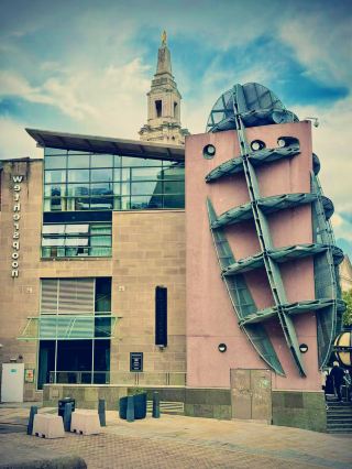 🐟 Ditch the boutiques! Charge into Kirkgate Market and fight Leeds locals for fish and chips!