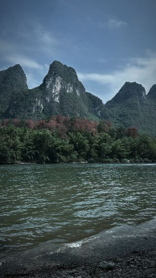 Hiking the 18 km Li River is the ultimate romance 🌿