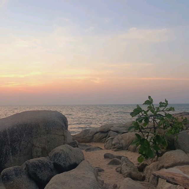 ชมพระอาทิตย์ตกที่หาดลับพัทยา