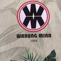 往瑪雅烏布酒店十字路口、有停車場的大型印尼餐廳Warung Mina Ubud