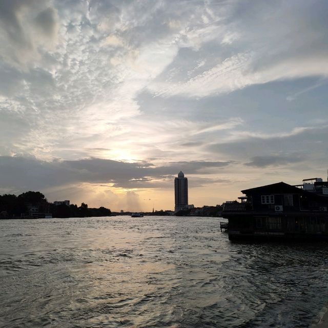 วัดปทุมคงคาราชวรวิหาร สัมพันธวงศ์