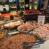 海鮮及燒牛肉無限添加的weekend brunch