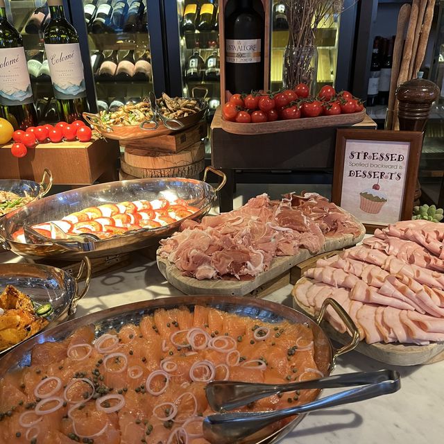 海鮮及燒牛肉無限添加的weekend brunch