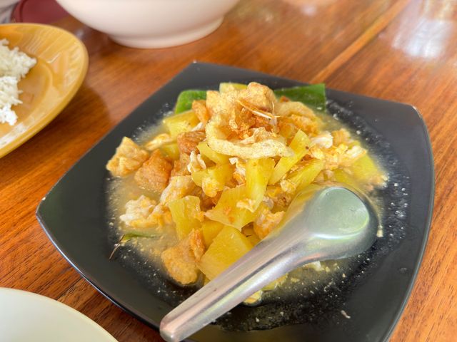 ร้านอาหารพื้นเมือง อร่อยริมบึง จ. พังงา