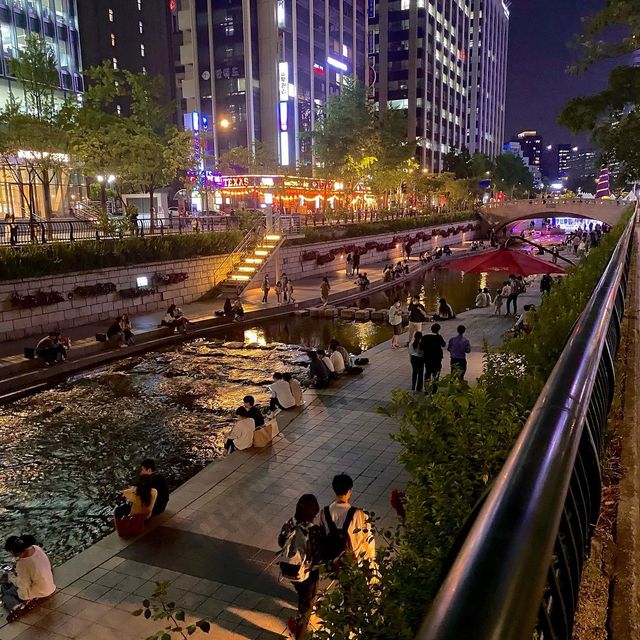 cheonggyecheon stream at night 