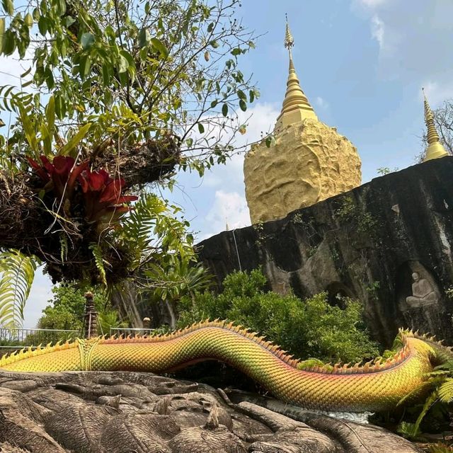 วัดถ้ำผาแด่น อันซีนวัดสวยบนเนินเขา @ สกลนคร