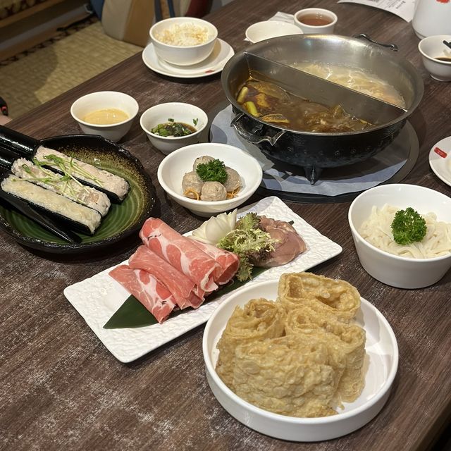 鼎王麻辣x酸菜鍋