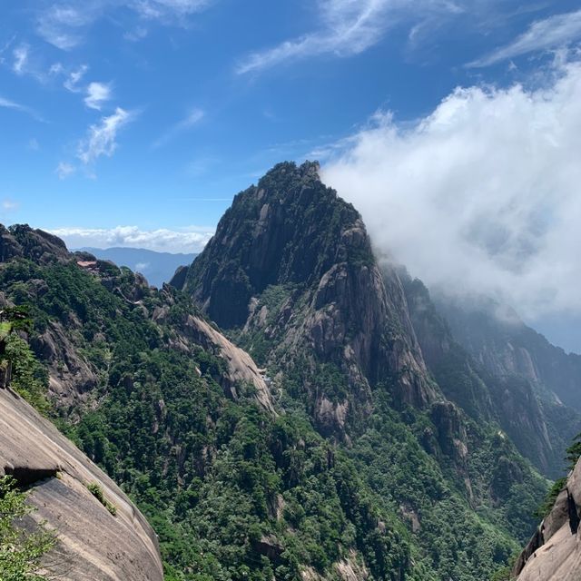 Exploring the Beauty of Huangshan