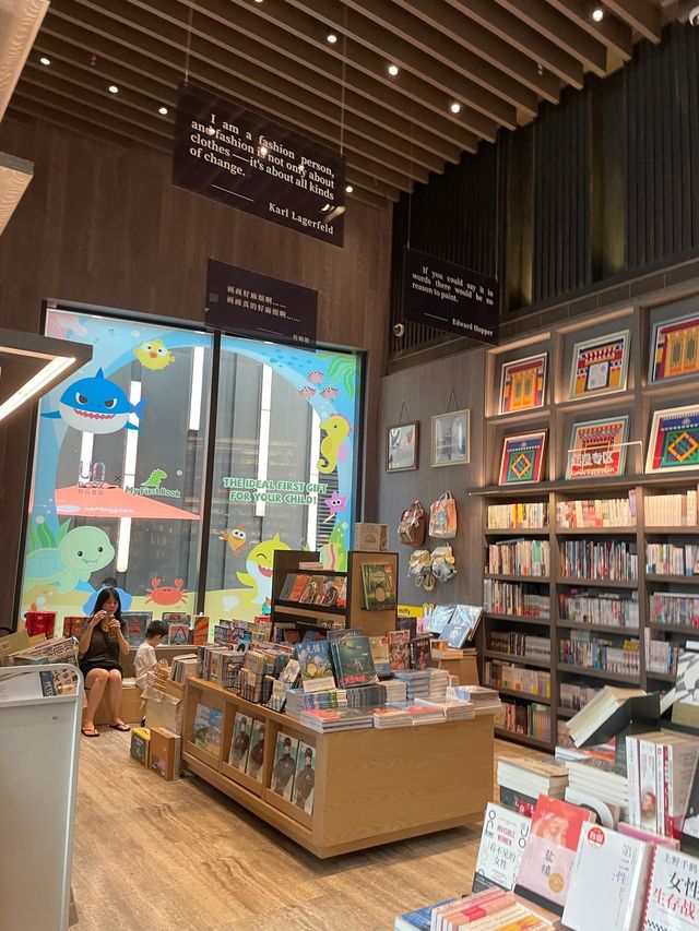 聯合書店😎多國書籍📚藝術🎨精品🤫深業上城打卡新地標