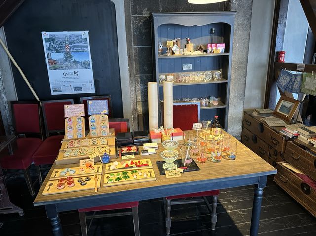 北海道・小樽。レトロなカフェの青の洞窟クリームソーダ『大正硝子 くぼ家』