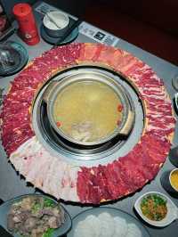 「就犟牛肉火鍋」🐮主打由農場飼養直送牛肉，店員即場屠宰新鮮牛肉，保證夠晒新鮮🔥🔥