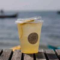 คาเฟ่สโลว์บาร์สุดชิล ริมชายหาดบางแสน