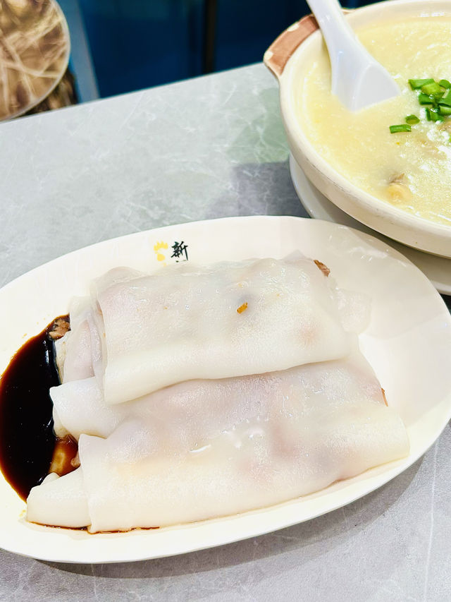 「新記食熱辣辣既生滾雞粥，必食之選」