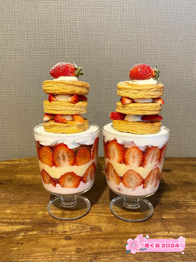 【福岡カフェ】何層にも重なったパイといちごが楽しめるパフェ