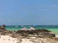 ชมโขดหิน น้ำใส ที่หาดผู้รอดชีวิต