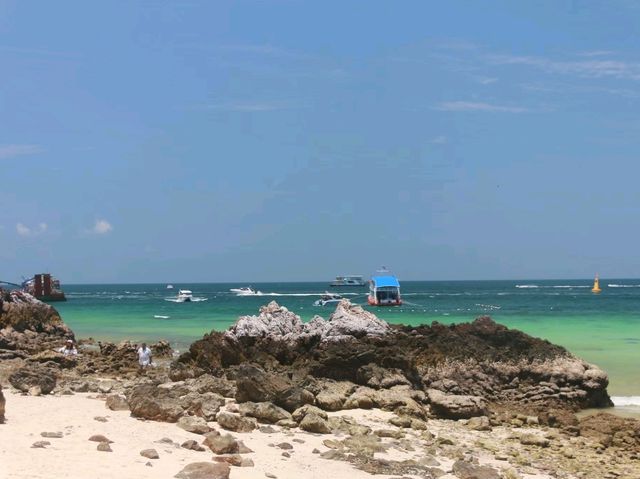 ชมโขดหิน น้ำใส ที่หาดผู้รอดชีวิต