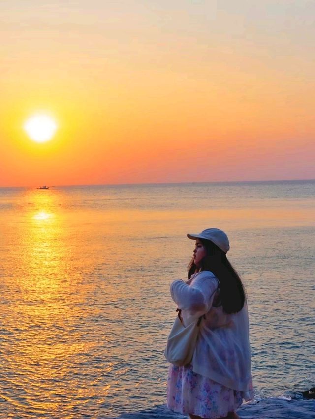 ช่องเขาขาด หาดหินกลม เกาะสีชัง ชลบุรี 