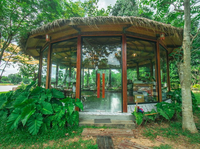 คาเฟ่ริมน้ำมีรถไฟวินเทจ กาญจนบุรี