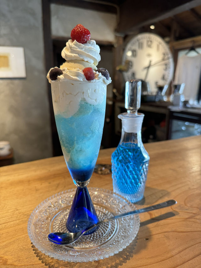 【福岡カフェ】夏はこのレトロブルーのグラスとスイーツに癒される🩵