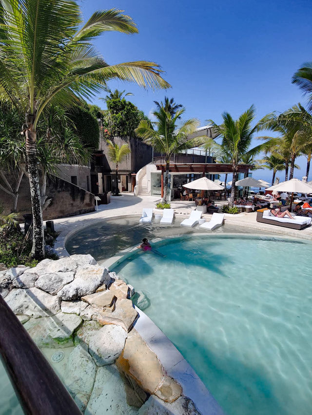 Luxurious Escapes at Oneeighty Dayclub’s Infinity Pool