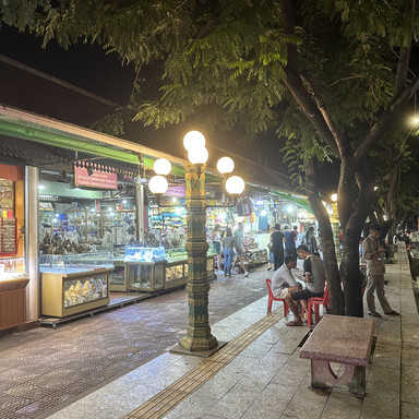 カンボジア/シェムリアップ】地元アートと活気溢れる夜の市場が