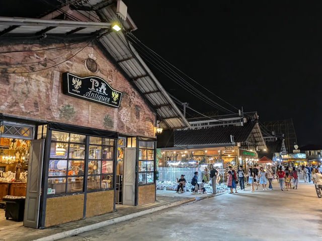 “ตลาดนัดรถไฟศรีนครินทร์” ตลาดวินเทจกลางคืน