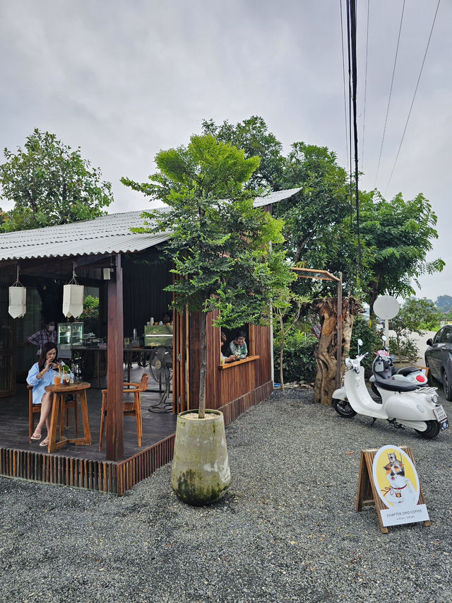 Chapter 2WO Coffee คาเฟ่ริมถนนเลีบบทางรถไฟ ☕️