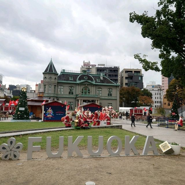 たくさんのサンタクロース！「天神クリスマスマーケット」