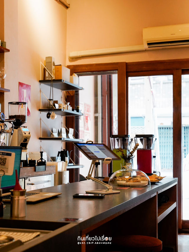 จิบกาแฟในคาเฟ่ย่านตลาดน้อย