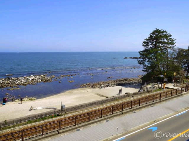 【富山県】富山の本気を見る！女岩と立山連峰が織りなす絶景「雨晴海岸」
