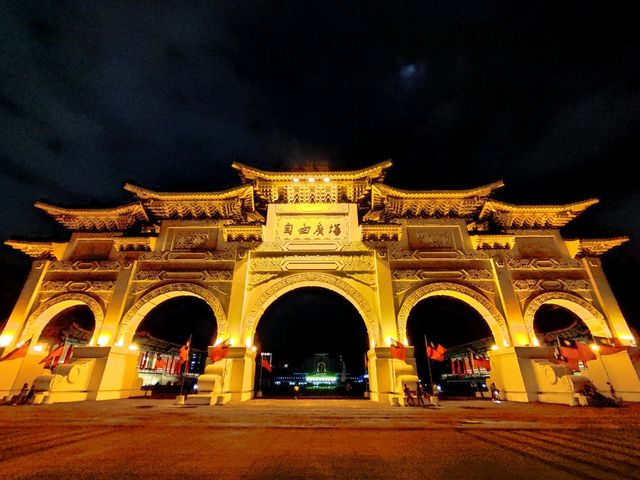 Chiang Kai-Shek Memorial Hall ในยามค่ำคืน