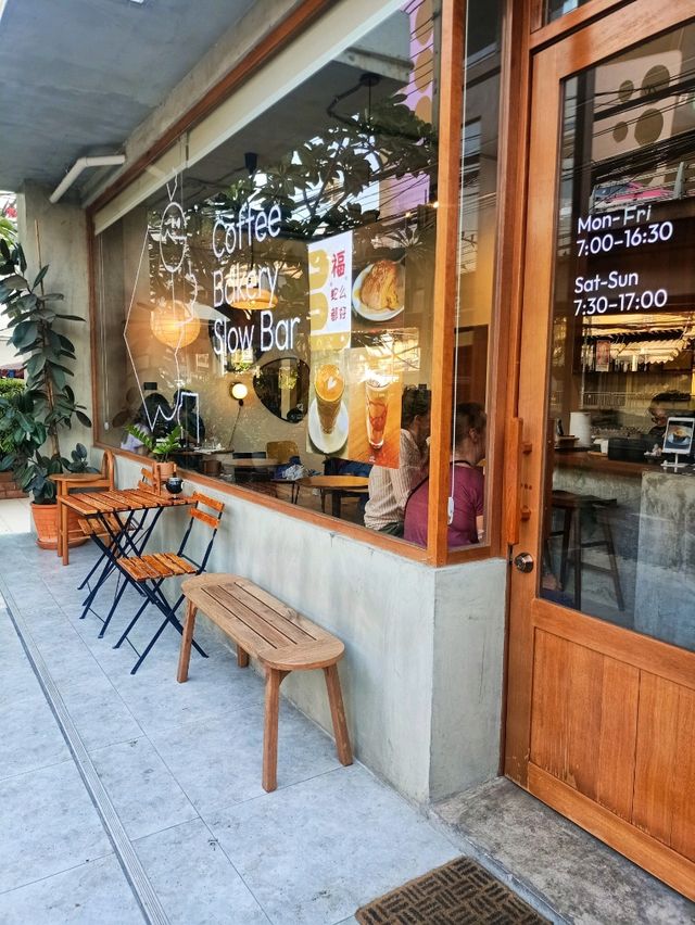 Little Giant ร้านกาแฟฟิวดี ใกล้สวน