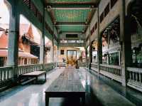 泰國曼谷湄南河畔著名古跡皇家寺廟景點：Wat Uthai Tharam，雄偉泰式寺廟建築群，適合打卡拍照📸