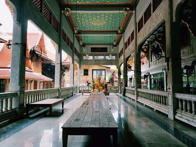泰國曼谷湄南河畔著名古跡皇家寺廟景點：Wat Uthai Tharam，雄偉泰式寺廟建築群，適合打卡拍照📸