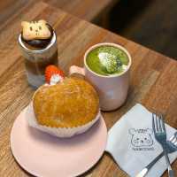 ドーナツが乗ったラテがかわいいカフェ