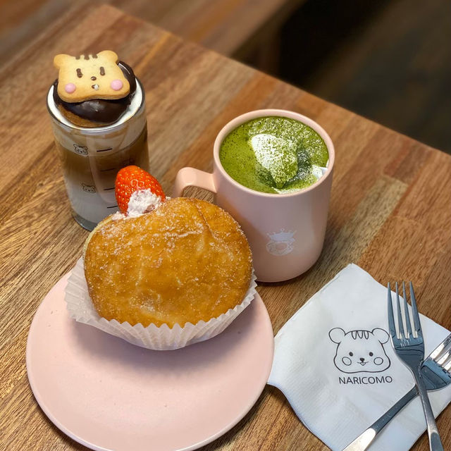 ドーナツが乗ったラテがかわいいカフェ