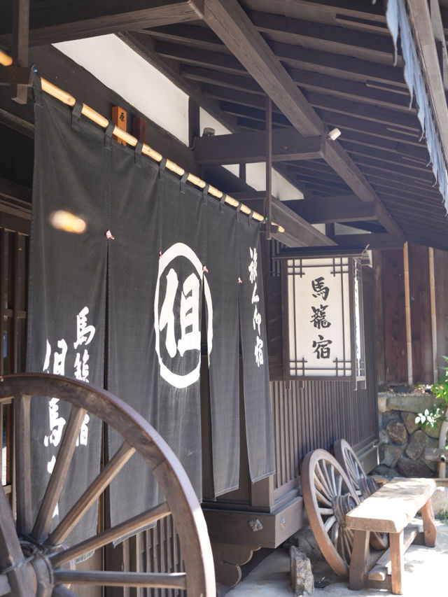 【岐阜】石畳が敷かれた坂に沿う宿場町