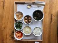 식당에 상주 하는 강아지와 뛰어놀며 백반을 먹을수 있는 가성비 맛집
