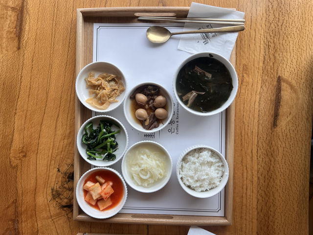 식당에 상주 하는 강아지와 뛰어놀며 백반을 먹을수 있는 가성비 맛집